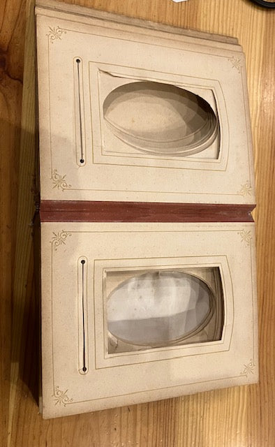 Intérieur d'album photo ancien